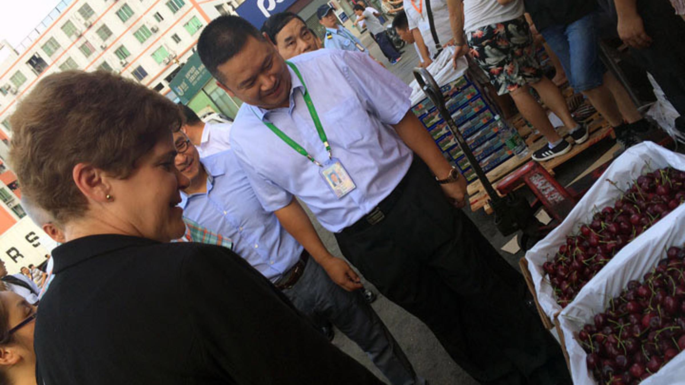 Deputy Secretary Harden examines Pacific Northwest cherries on sale at the Jiangnan Fruit and Vegetable Wholesale Market in Guangzhou