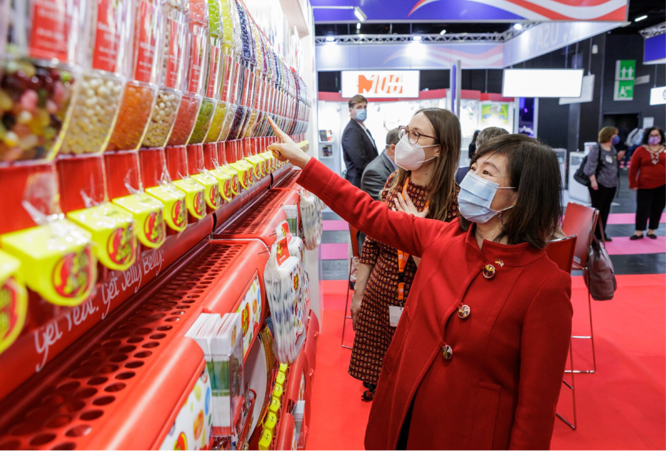 Dusseldorf Consul General Pauline Kao and FAS Agricultural Attaché Kirsten Luxbacher check out all the delicious candies and treats available to foreign buyers at the U.S. Pavilion ISM Trade Fair for Sweets and Snacks. 