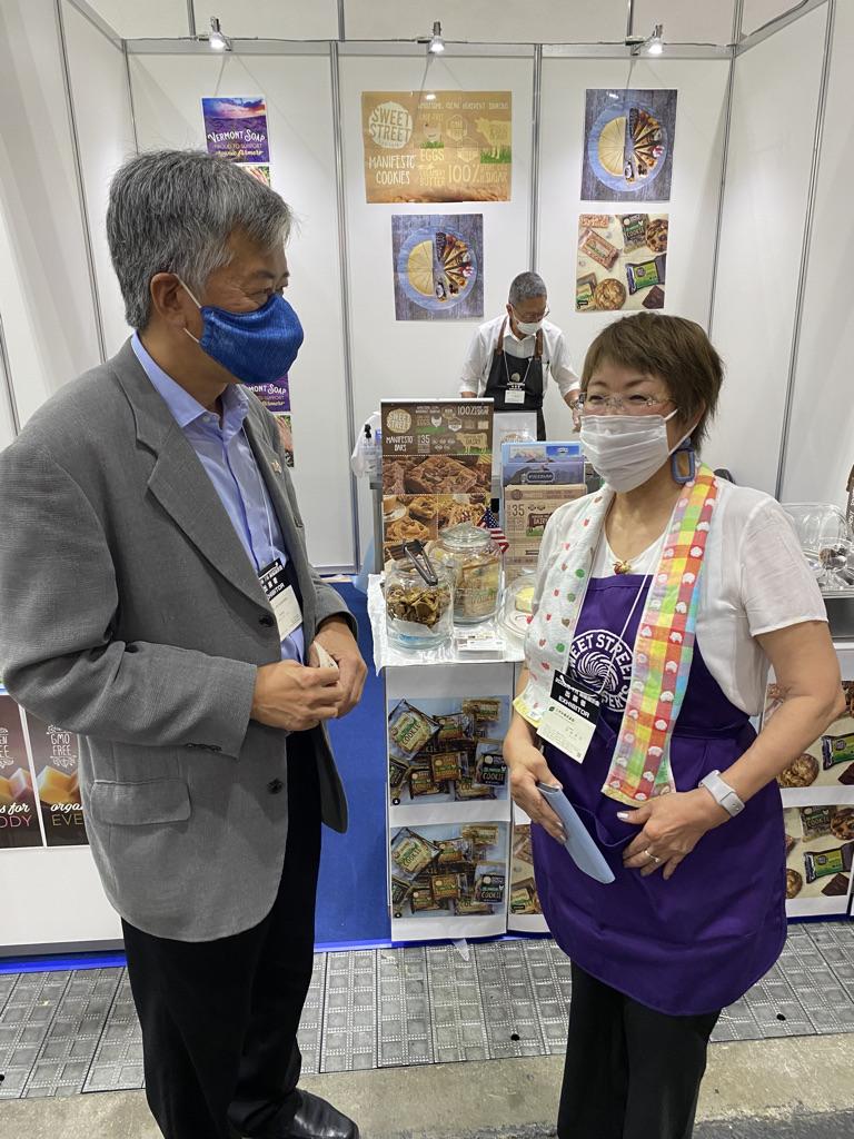 At FOODEX Kansai, Osaka-Kobe Consul General Richard Mei Jr. visited with a Japanese importer of Sweet Street products made in Reading, Penn. 