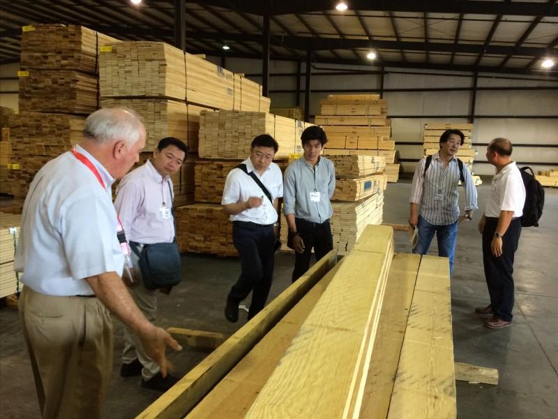 A delegation of Thai lumber company executives (including Opas Panitchewakul, Pracha Thawornjira, Jaroonsak Cheewatammanon, Khomwit Boonthamrongkit and Wasant Sonchaiwanich) tours the Mauvila Timber distribution warehouse in Loxly, Ala., with Lane Merchan