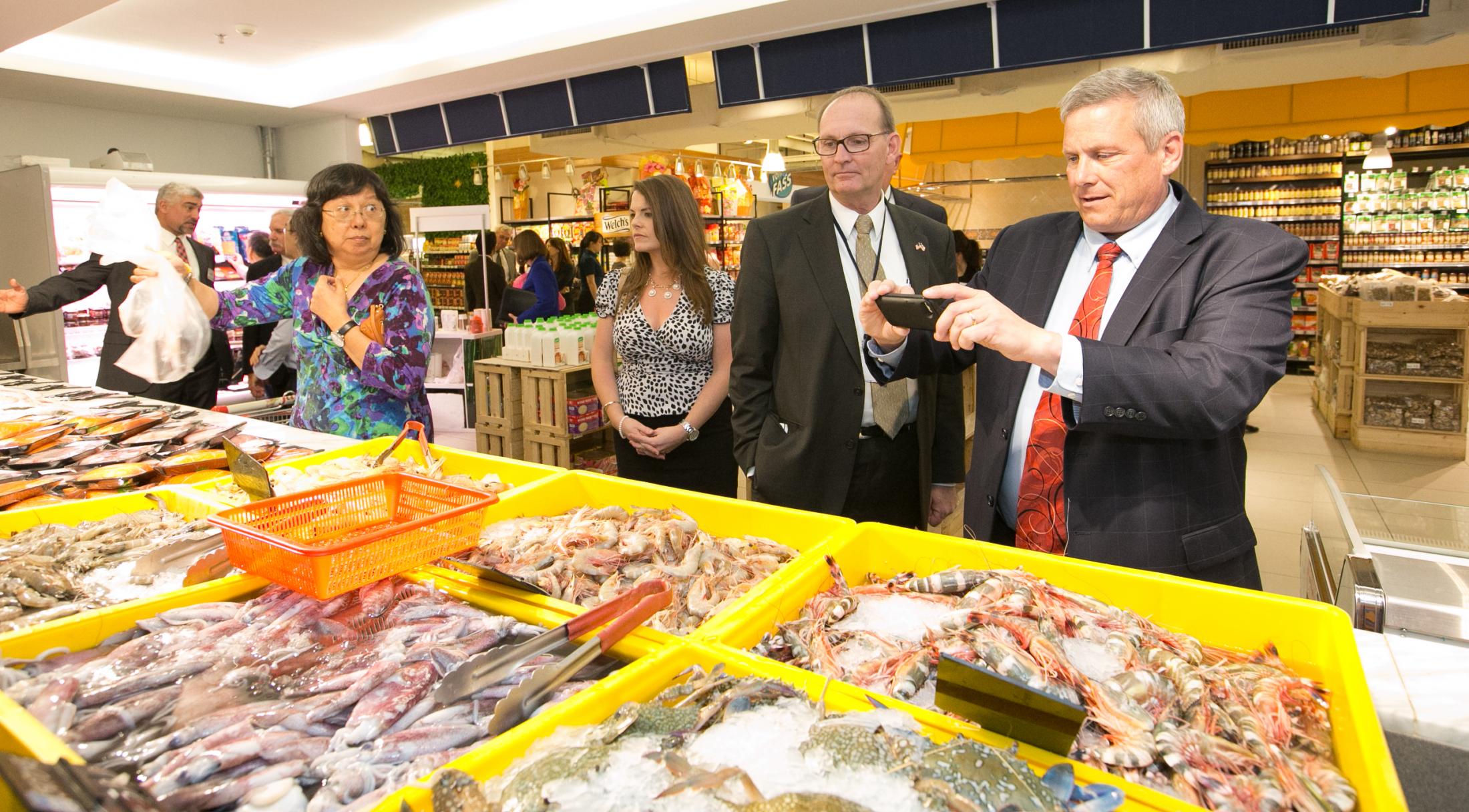 110 - Stephanie Robinson, Marketing Director for Virginia's Department of Agriculture, Greg Ibach, Nebraska's Director of Agriculture, and Bill Northey, Iowa's Secretary of Agriculture, tour Jaya Grocer, a retail market in Kuala Lumpur, Malaysia.