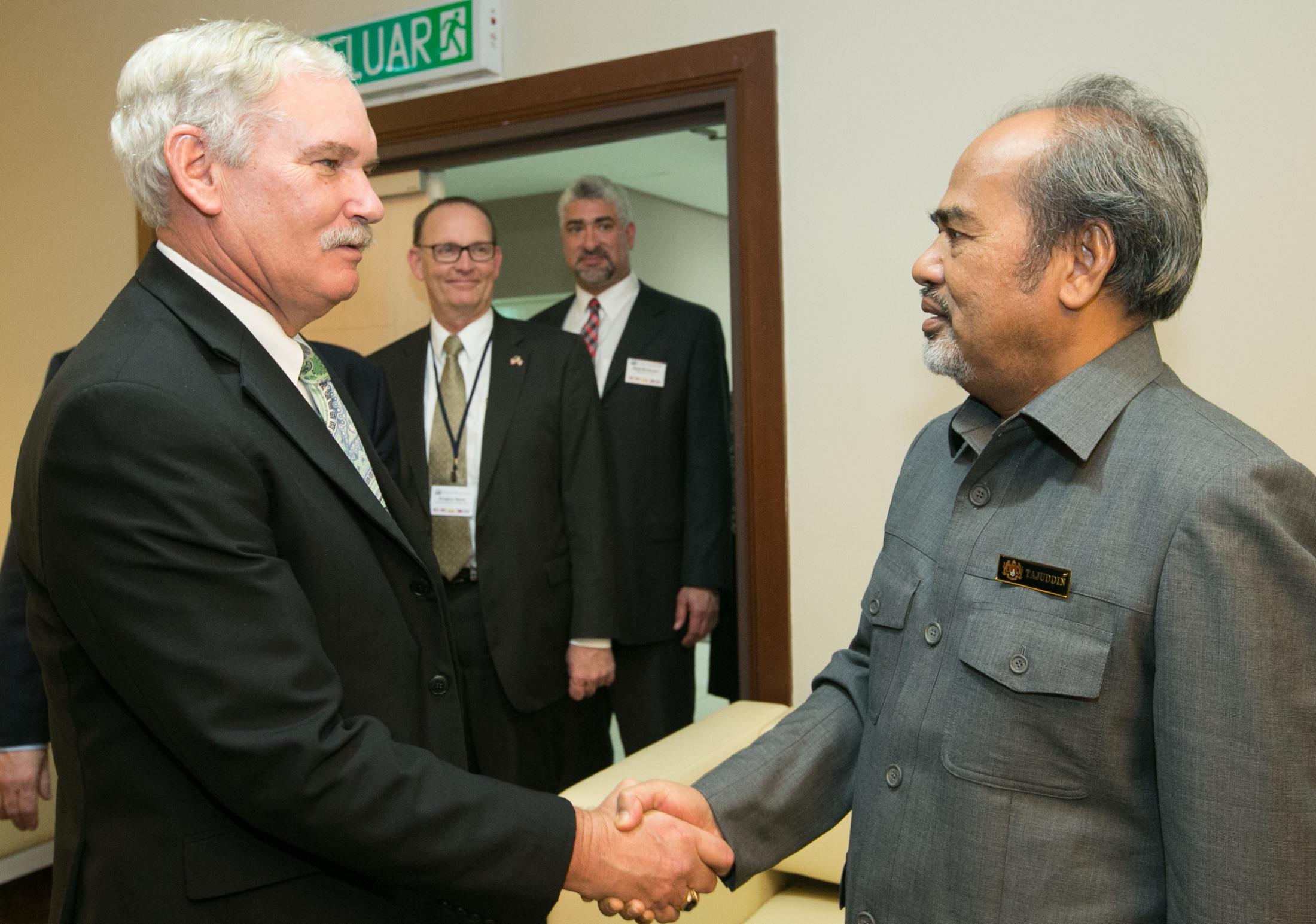 Under Secretary Scuse greets Malaysian Deputy Minister of Agriculture Dato Tajuddin Abdul Rahman.