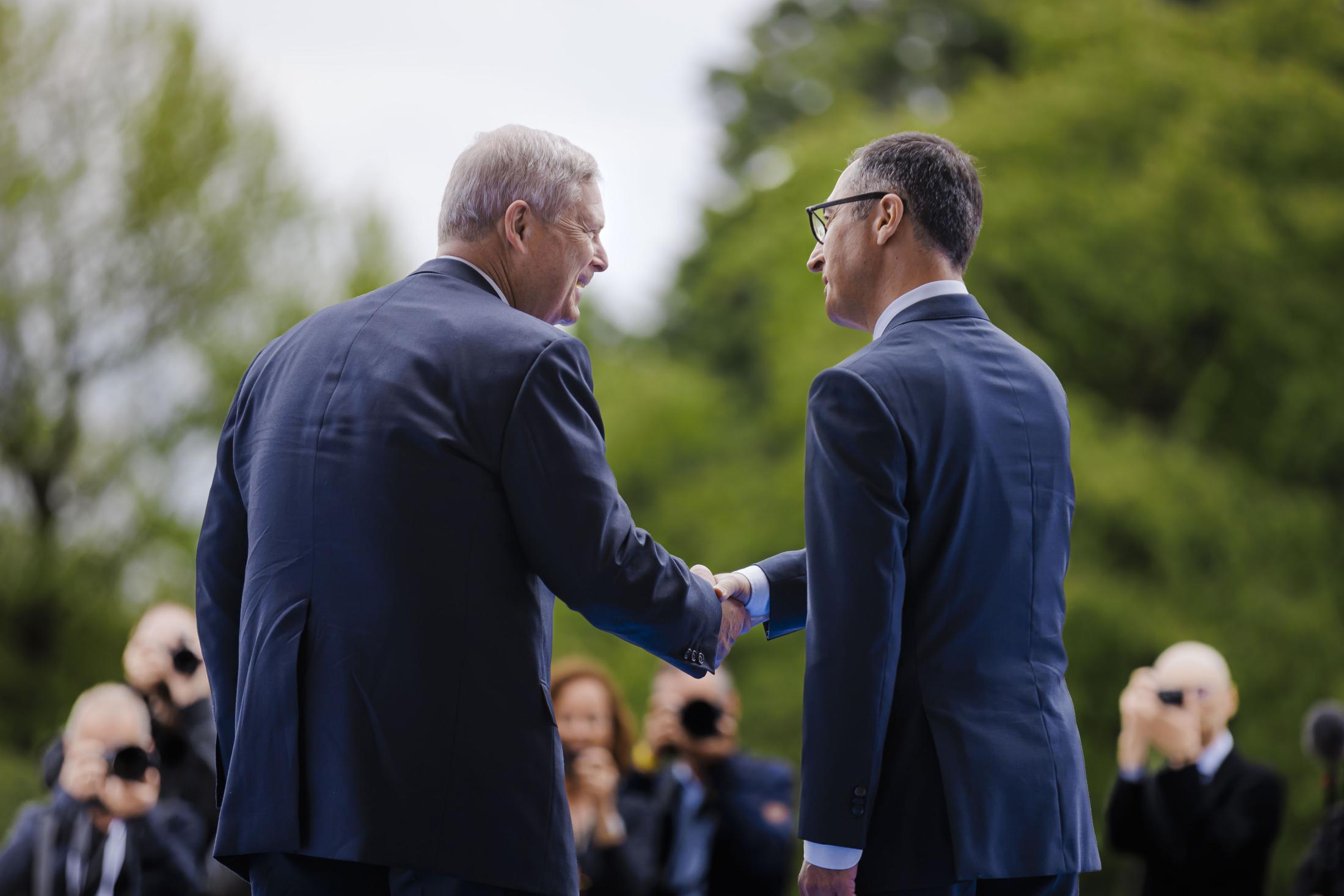 US and German Agriculture Ministers Shaking Hands